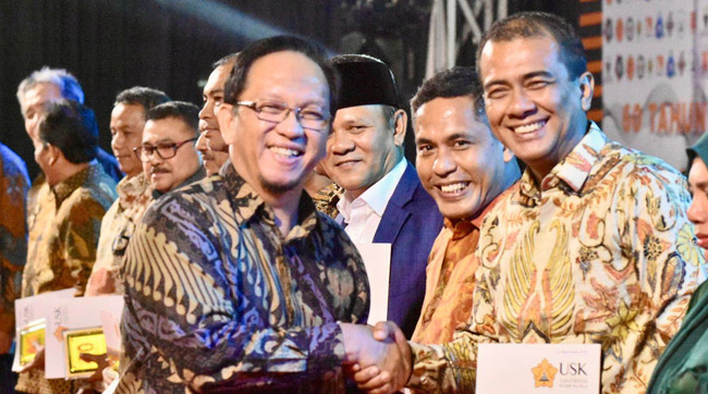 Kadis PUPR Bireuen, Aceh, Ir. Fadhli Amir ST., MT., IPM., menerima penghargaan Engineering Award Professional Aparatur Pemerintah