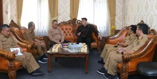 Wakil Bupati Sukabumi, H. Iyos Somantri menerima silaturahmi atau audensi dari Indonesia Indicator, di Ruang Rapat BKPSDM, Senin (5/9/2023).