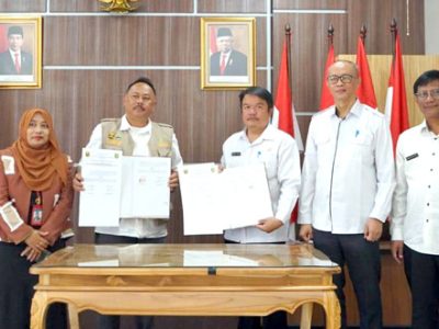Penandatanganan Perjanjian Kerjasama Pengawasan dan Pembinaan Keamanan Pangan Segar Asal Tumbuhan (PSAT) di wilayah perbatasan antara Kota dan Kabupaten Sukabumi, dilaksanakan di Ruang Pertemuan Balai Kota Sukabumi