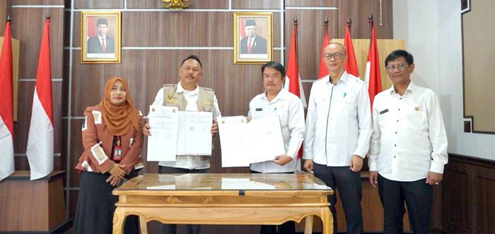 Penandatanganan Perjanjian Kerjasama Pengawasan dan Pembinaan Keamanan Pangan Segar Asal Tumbuhan (PSAT) di wilayah perbatasan antara Kota dan Kabupaten Sukabumi, dilaksanakan di Ruang Pertemuan Balai Kota Sukabumi