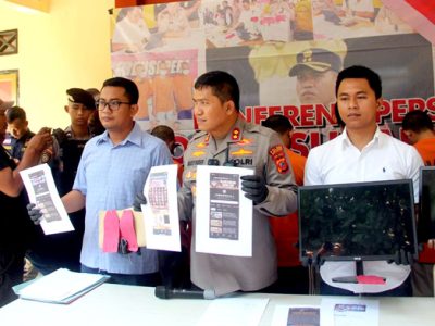 Polres Sukabumi berhasil mengungkap kasus perjudian online slot dengan meringkus empat tersangka. Dari keempat tersangka tersebut, dua di antaranya adalah pasangan suami istri atau pasutri