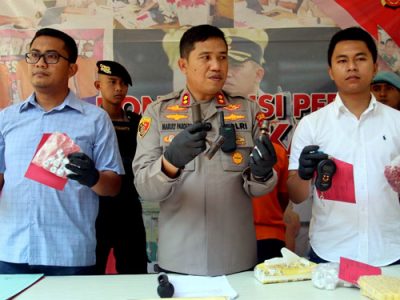 Polres Sukabumi mengungkap kasus tindak pidana pencurian dengan pemberatan (curat) kendaraan bermotor. Tersangkanya dibekuk