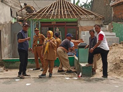 Lurah Babakan, Muawanah S.Pd., M.I.P., meninjau warganya yang mendapat bantuan bedah rumah, Senin (28/8/2023).