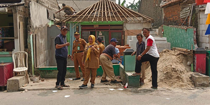 Lurah Babakan, Muawanah S.Pd., M.I.P., meninjau warganya yang mendapat bantuan bedah rumah, Senin (28/8/2023).
