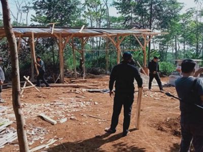 Ratusan anggota Ormas BPPKB Banten siaga di lahan milik Horizon, buntut dari dugaan peristiwa pengancaman terhadap karyawan Horizon