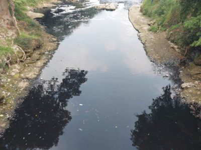Tercemarnya Sungai Cileungsi Komunitas Peduli Sungai Cileungsi-Cikeas (KP2C) mengundang Bupati Bogor untuk menyusuri Sungai Cileungsi menggunakan perahu karet