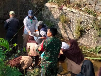Pemerintah Desa Cisaat, Kecamatan Cicurug, Kabupaten Sukabumi melaksanakan kerja bakti dengan membersihkan kali di seputar Sungai Cisaat