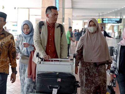 H. Sudirman (Haji Uma), anggota DPD RI asal Aceh dan tim advokat Hotman Paris diwakili oleh Fabyolla menyambut kedatangan Ibunda Imam Masykur