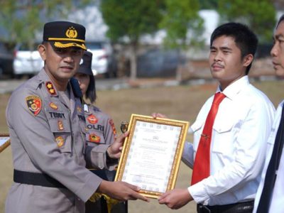 Kepala Kepolisian Resor (Kapolres) Lampung Utara, AKBP Teddy Rachesna memberikan penghargaan kepada personel yang berprestasi