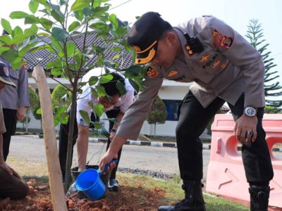 Demi keberlangsungan hubungan timbal balik antara makhluk hidup dengan lingkungannya, Polres Lampung Utara menggalakkan program polri peduli penghijauan