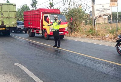 Aipda Yovan Wijaya, anggota Polres Lampung Utara, Polda Lampung tengah menjaga keamanan dan ketertiban lalulintas