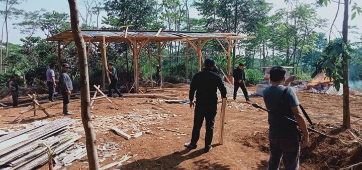 Ratusan anggota Ormas BPPKB Banten siaga di lahan milik Horizon, buntut dari dugaan peristiwa pengancaman terhadap karyawan Horizon