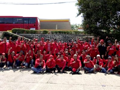 Rombongan DPC PDI Perjuangan Kabupaten Bogor saat akan berangkat ke Jakarta dalam rangka mengawal Ganjar Pranowo dan Mahfud MD mendaftar ke Komisi Pemilihan Umum (KPU) RI untuk mengikuti Pilpres 2024