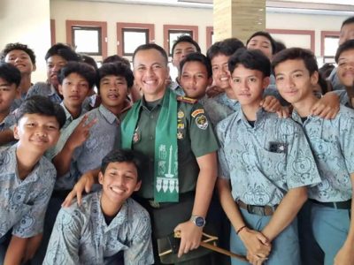 Dandim 0507/Bekasi, Kolonel Rico Ricardo Sirait memberikan pembinaan mental dan pemahaman ideologi Pancasila kepada pelajar SMA Muhammadiyah 09 Kota Bekasi
