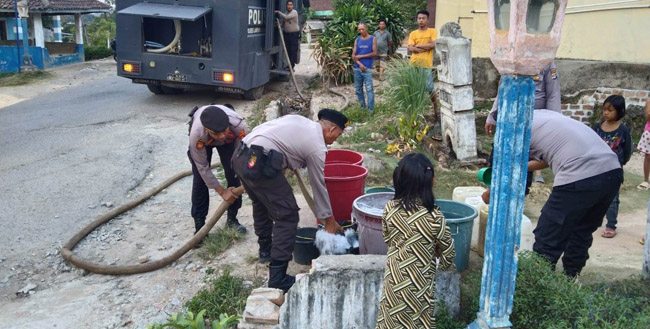 Jajaran Kepolisian Resor (Polres) Lampung Utara mendistribusikan air bersih kepada warga yang mengalami kekeringan