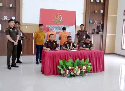 Kepala Kejaksaan Negeri Bireuen, H. Munawal Hadi S.H., M.H., menetapkan dua orang tersangka dugaan Tindak Pidana Korupsi Penyelewengan Dana Simpan Pinjam Kelompok Perempuan