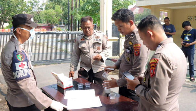 Polres Indramayu Polda Jabar memulai serangkaian tes urine rutin bagi sejumlah anggota kepolisian yang akan bertugas dalam pengamanan Pemilihan Umum (Pemilu) 2024
