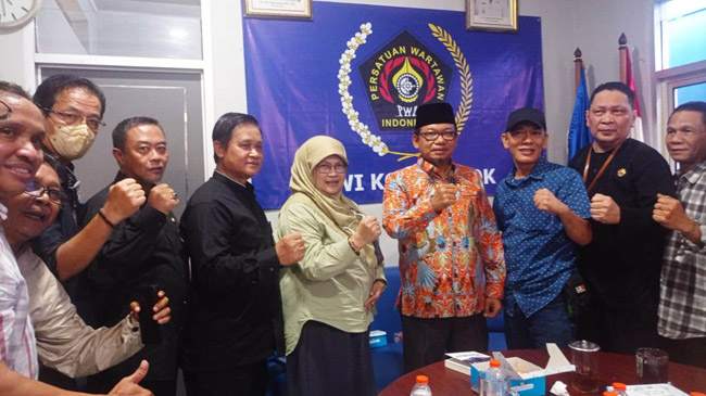 Dalam dua hari berturut-turut, Kantor PWI Kota Depok mendapat kunjungan silahturahmi dari Wakil Walikota Depok, Imam Budi Hartono dan Ketua DPRD Kota Depok, HTM Yusufsyah Putra