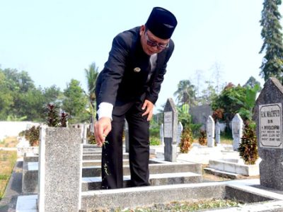 Penjabat Wali Kota Sukabumi, Kusmana Hartadji didampingi Sekretaris Daerah Kota Sukabumi, H. Dida Sembada, Pj TP PKK Kota Sukabumi, Diana Rahesti, serta beberapa Aparatur Sipil Negara (ASN) Pemerintah Kota Sukabumi mengikuti dengan khidmat Upacara Ziarah Nasional