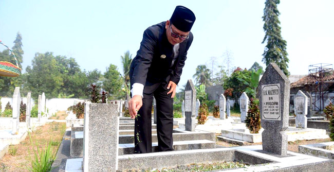 Penjabat Wali Kota Sukabumi, Kusmana Hartadji didampingi Sekretaris Daerah Kota Sukabumi, H. Dida Sembada, Pj TP PKK Kota Sukabumi, Diana Rahesti, serta beberapa Aparatur Sipil Negara (ASN) Pemerintah Kota Sukabumi mengikuti dengan khidmat Upacara Ziarah Nasional