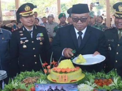 Bupati Sukabumi, H. Marwan Hamami menghadiri upacara Peringatan Hari Ulang Tahun Tentara Nasional Indonesia (TNI) ke 78