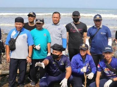 Dalam rangka memperingati HUT ke 78 TNI, Dishub Kabupaten Sukabumi bersih-bersih Pantai Cibutun, Desa Sangrawayang, Kecamatan Simpenan, Palabuhanratu
