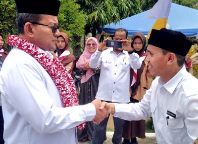 Kepala MTsN 1 Bireuen atau MTsN Model Gandapura, Munawar S.Ag menyambut baik kedatangan Kakanwil Kemenag Provinsi Aceh dan rombongan, Senin (9/10/2023).
