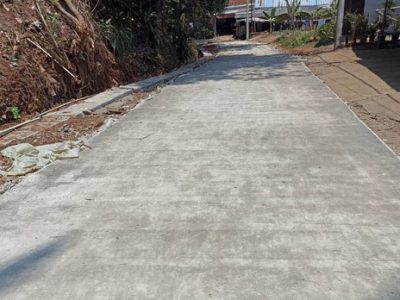 Betonisasi jalan di Kampung Peundeuy RT 01/RW 04, Desa Singajaya, Kecamatan Jonggol, Kabupaten Bogor