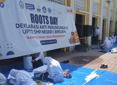 Kepala SMPN 1 Bireuen menggelar berbagai kegiatan bernuansa islami, seperti lomba kaligrafi antar kelas yang berlangsung di halaman sekolah, Senin (16/10/2023).