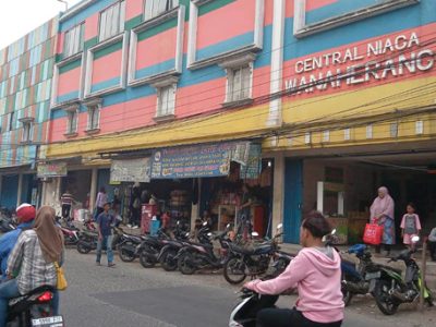 Puluhan pengendara sepeda motor tampak memanfaatkan bahu jalan di Pasar Central Niaga, Desa Wanaherang, Kecamatan Gunung Putri, Kabupaten Bogor sebagai area parkir liar