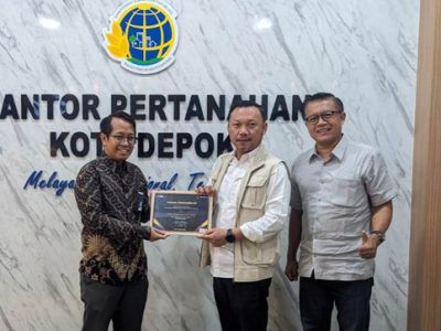 Perum Perumnas memberikan Penghargaan dan Apresiasi setinggi-tingginya kepada Kepala Kantor Pertanahan Kota Depok, Indra Gunawan, di Kantor BPN Kota Depok, Rabu (22/11/2023).