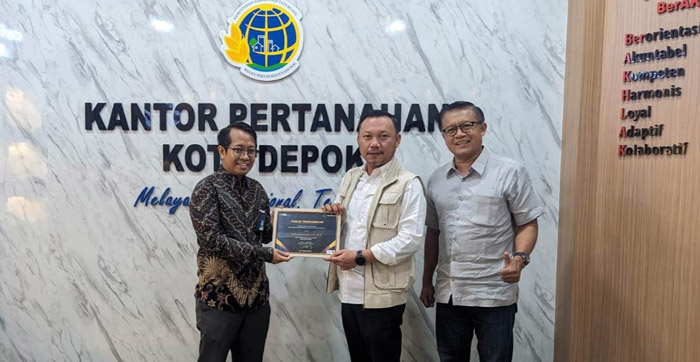 Perum Perumnas memberikan Penghargaan dan Apresiasi setinggi-tingginya kepada Kepala Kantor Pertanahan Kota Depok, Indra Gunawan, di Kantor BPN Kota Depok, Rabu (22/11/2023).
