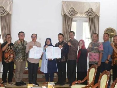 Sekretaris Daerah Kabupaten Sukabumi, Ade Suryaman, SH., MM, secara resmi membuka Coaching Clinic 4 & 5 Program Percepatan Pembangunan Sanitasi Permukiman (PPSP) Kabupaten Sukabumi, di Aula Pendopo Sukabumi, Jum'at (1/12/2023).