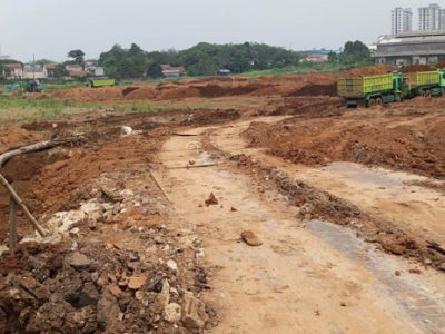 Galian tanah merah di Jalan Raya Babakan-Sentul, Desa Sentul, Kecamatan Babakan Madang