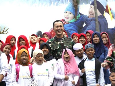 Kodim 0507/Bekasi mengajak 200 orang anak anak yatim di Kota Bekasi untuk berekreasi ke arena permainan Es/Salju di First Snow Word International Revo Mall Bekasi