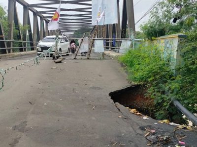 Pemkab Bekasi telah mengalokasikan anggaran APBD 2024 untuk memperbaiki longsor area Jembatan Cipamingkis di Jalan Cibarusah-Loji, Kecamatan Cibarusah.