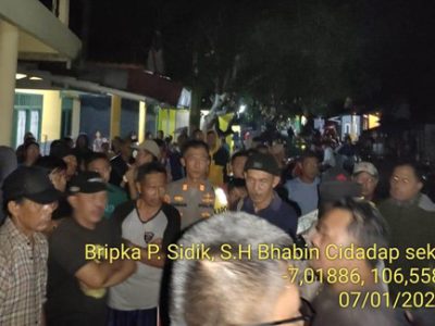 Seorang pria terpaksa dievakuasi petugas Kepolisian dari Polres Sukabumi, Polda Jabar di Kampung Cihurang, RT 01, RW 08, Desa Cidadap, Kecamatan Simpenan, Kabupaten Sukabumi