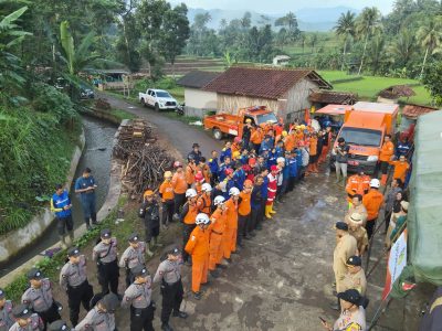 Longsor di Kasomalang Subang, sekitar pukul 02.05 WIB, Tim Rescue Basarnas Bandung tiba di lokasi kejadian longsor Desa Cipondok