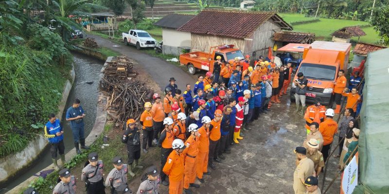 Longsor di Kasomalang Subang, sekitar pukul 02.05 WIB, Tim Rescue Basarnas Bandung tiba di lokasi kejadian longsor Desa Cipondok