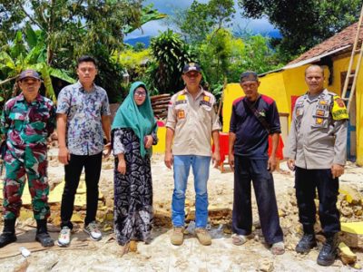 Kepala Desa Cicadas bersama babinmas dan perangkat desa meninjau lokasi Majelis Taklim Al-Munawaroh di RW 02/01, Desa Girijaya, Kecamatan Cidahu yang ambruk