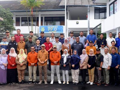 Penjabat (Pj) Wali Kota Sukabumi, Kusmana Hartadji memimpin Apel Perdana awal tahun 2024 di lingkup Pemerintah Kota Sukabumi di Lapang Apel Setda Kota Sukabumi, Selasa (2/1/2024).