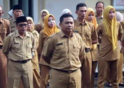 Ratusan Aparatur Sipil Negara (ASN) lingkup pegawai Setda, BPKAD dan Bankesbangpol mengikuti apel pagi di halaman kantor Sekretariat Daerah Kabupaten Sukabumi (Setda), Jalan Siliwangi Nomor 10 Palabuhanratu, Selasa (2/1/2024).