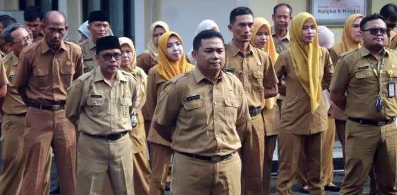 Ratusan Aparatur Sipil Negara (ASN) lingkup pegawai Setda, BPKAD dan Bankesbangpol mengikuti apel pagi di halaman kantor Sekretariat Daerah Kabupaten Sukabumi (Setda), Jalan Siliwangi Nomor 10 Palabuhanratu, Selasa (2/1/2024).