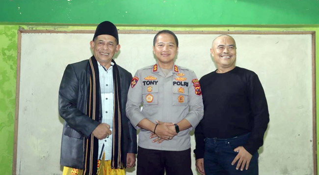 Kapolres Sukabumi, AKBP Tony Prasetyo Yudhangkoro, melakukan kunjungan silahturahmi ke Ponpes Asy-Syathibiyyah dan Al-Mubayydhilyyah Kabupaten Sukabumi