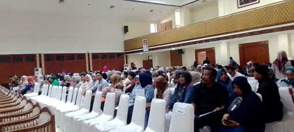 Ratusan pengelola produk Industri Kecil Menengah (IKM) menerima sertifikat Hak Kekayaan Intelektual (HAKI) dari Kemenhumham. Sedangkan sertifikat Halal diserahkan dari Majelis Ulam Indonesia (MUI).