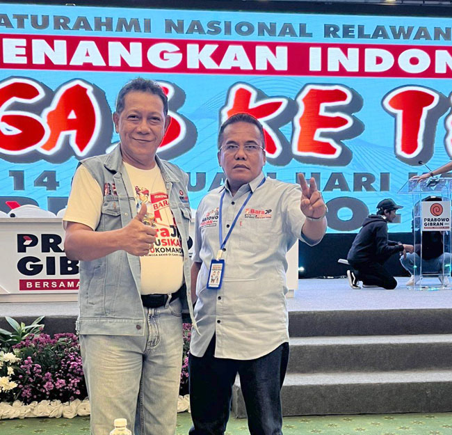Bendahara Umum Barisan Relawan Jokowi Presiden (BaraJP), Yudas Pasomba (kanan)