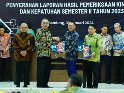 Pj Bupati Bekasi, Dani Ramdan bersama Ketua DPRD Kabupaten Bekasi, BN Holik Qodratullah, menerima Laporan Hasil Pemeriksaan (LHP) Kinerja dan Kepatuhan Semester II Tahun 2023, dari BPK RI Perwakilan Provinsi Jawa Barat, pada Rabu (31/1/2024).