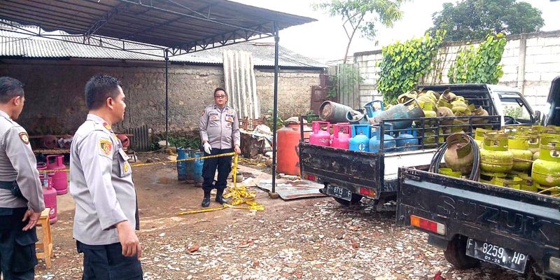 Aparat kepolisian menggerebek sebuah tempat di Desa Dayeuh, Kecamatan Cileungsi, yang diduga menjadi tempat oplosan gas elpiji subsidi 3 kilogram.