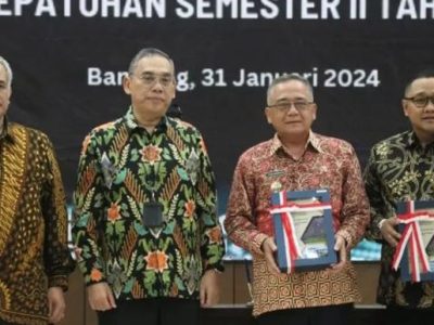 Wakil Bupati Sukabumi, H. Iyos Somantri mewakili Bupati menerima Laporan Hasil Pemeriksaan (LHP) Kinerja dari BPK RI Perwakilan Provinsi Jawa Barat