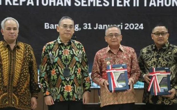 Wakil Bupati Sukabumi, H. Iyos Somantri mewakili Bupati menerima Laporan Hasil Pemeriksaan (LHP) Kinerja dari BPK RI Perwakilan Provinsi Jawa Barat
